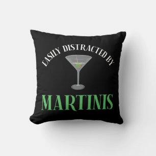 Einfach abgelenkt durch Martinis Kissen