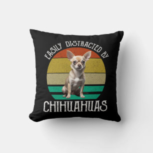 Einfach abgelenkt von Chihuahuas Kissen