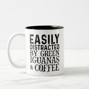 Einfach abgelenkt von grünen Leguanen und Kaffee Zweifarbige Tasse
