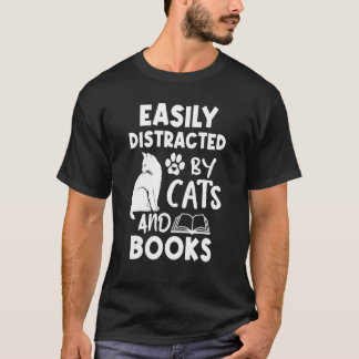 Einfach ablenkbar durch Katzen und Bücher. Liebe K T-Shirt