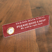 Einfach, bescheiden: "HABEN SIE BITTE EINEN SITZ!" Namensplakette (Seite)