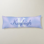 Einfach blaugegossenes Metall und Glitzer Monogram Seitenschläferkissen (Rückseite)