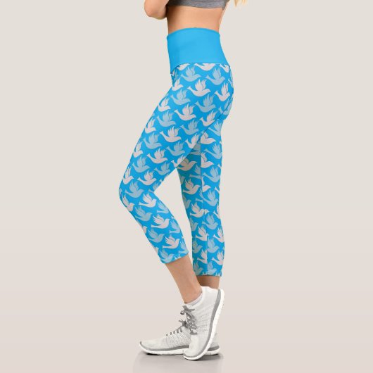 Einfach das Muster "White and Blue Dove Bird" Capri Leggings (Links)