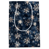 Einfach dunkles Blau mit Schneeflocken Wein Klein Mittlere Geschenktüte (Vorderseite)
