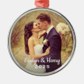 Einfach Elegant Wedding Foto White Script Monogram Ornament Aus Metall (Vorne)