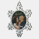 Einfach Elegant Wedding Foto White Script Monogram Schneeflocken Zinn-Ornament (Rechts)