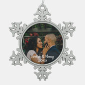 Einfach Elegant Wedding Foto White Script Monogram Schneeflocken Zinn-Ornament (Vorderseite)