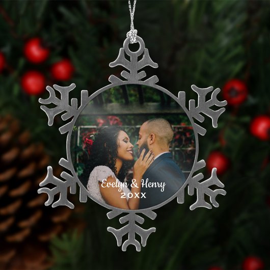 Einfach Elegant Wedding Foto White Script Monogram Schneeflocken Zinn-Ornament