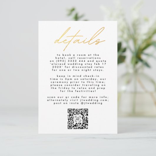 Einfach eleganter Gold & White Text Wedding QR COD RSVP Karte (Stehend Vorderseite)