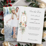 Einfach elegantes Weihnachtsblumenmonogramm Save The Date<br><div class="desc">Diese hübsche,  im Winter botanische Save the Date-Karte mit Bouquets von Elfenbein-Rose und Blume,  roten Holly-Beeren,  Tannen und goldenen Schneeflocken umrahmt ein elegantes Goldlabel für Ihr Monogramm auf einem hellperlengrauen Hintergrund. Enthält bearbeitbare Textfelder und Bildvorlagen.</div>