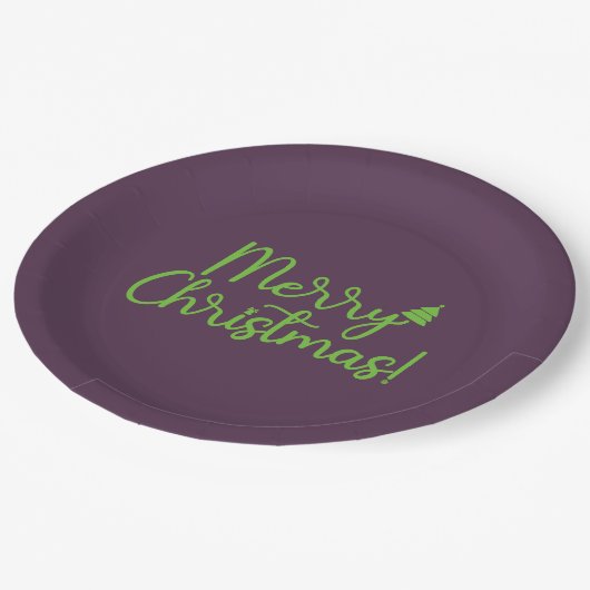 Einfach grüner froher Weihnachtstext auf Violet Pappteller (Schrägansicht)