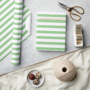 Einfach Hell-Salbei-Grün und Weiß Gestreift Geschenkpapier