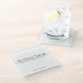 Einfach klassischer schwarzer Text auf Weiß Glasuntersetzer (Schrägansicht)