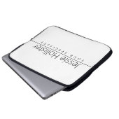 Einfach klassischer schwarzer Text auf Weiß Laptopschutzhülle (Vorne Knopf)