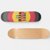 Einfach mit einem roten, schwarzen, gelben Zitat s Skateboard (Horizontal)