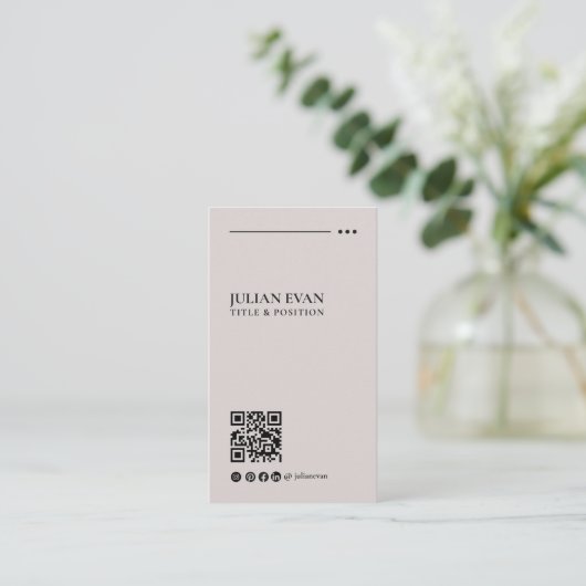 Einfach modernes LinkedIn QR-Code Beige Minimalist Visitenkarte (Stehend Vorderseite)