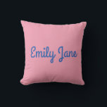 Einfach Niedlich Blau und Rosa Personalisiert Kissen<br><div class="desc">Dieses personalisierte Kissen mit rosa Hintergrund und einem kühnen Namen in spielerisch blauer Schrift verleiht dem Bett,  der Couch oder dem Lektüre einen besonderen Charme. Ob Kinderzimmer,  Studentendekoration oder ein nachdenkliches Geschenk - dieses Design verbindet Süße und Einfachheit in einem modernen,  gemütlichen Akzent.</div>