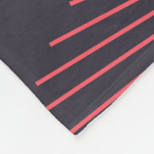 Einfach, rot, traditionelles Muster mit Linien Fleecedecke (Ecke)
