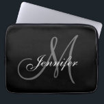 EINFACH, SCHWARZ, GRATIS IHR MONOGRAM IHREN NAMEN LAPTOPSCHUTZHÜLLE<br><div class="desc">EINFACH, SCHWARZ, GRAU UND WEISS ENTWICKELN SIE MIT IHREM MONOGRAMM UND IHREM NAMEN PERSÖNLICH. DESIGN VON ELKE CLARKE© FÜR MONOGRAM GALLERY. Ein stilvolles, zeitloses Design, das für alle Buchstaben des Alphabets funktioniert. Sie müssen unter Umständen "anpassen" auswählen, um die Position des Textes für verschiedene Initialen zu ändern. Ein geistliches, aber...</div>