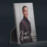 Einfach sicherer EDITABLE FARBEN Abschluss Plaque Fotoplatte<br><div class="desc">Tolle Erinnerung an diesen besonderen Meilenstein im Leben. Die Hintergrundfarbe kann online angepasst werden! Matching Artikel finden Sie auf unserer Website: www.berryberrysweet.com oder auf Anfrage.</div>