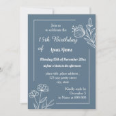 Einfach staubblauer Blumengeburt Einladung (Vorderseite)