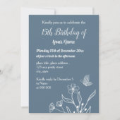 Einfach staubblauer Blumengeburt Einladung (Vorderseite)