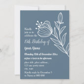 Einfach staubblauer Blumengeburt Einladung (Vorderseite)