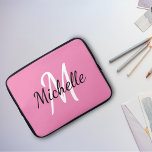 Einfach Stilvolles Monogramm Name   Initial hinzuf Laptopschutzhülle<br><div class="desc">Laptop-Gehäuse mit rosa Hintergrund und weißem,  benutzerdefiniertem Monogramm,  erster und erster Name.</div>