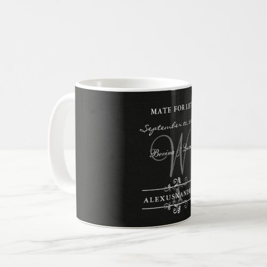 Einfach und elegant: Schwarze Linse mit Monogramm Kaffeetasse (Vorderseite Links)