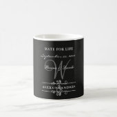 Einfach und elegant: Schwarze Linse mit Monogramm Kaffeetasse (Mittel)