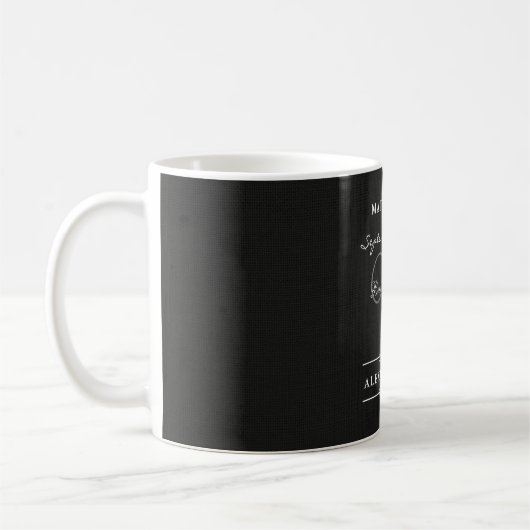Einfach und elegant: Schwarze Linse mit Monogramm Kaffeetasse (Links)