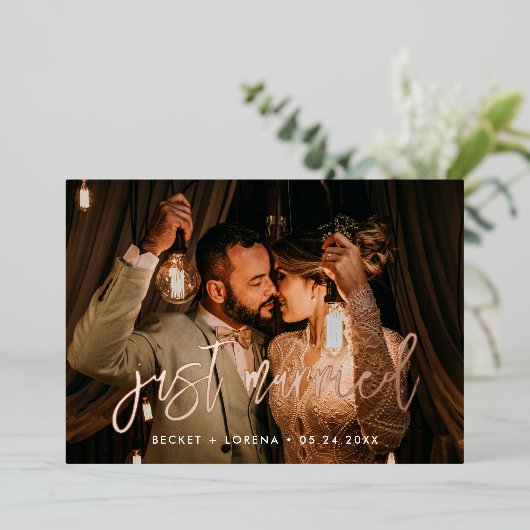 Einfach verheiratete zeitgenössische Rose Folieneinladung (Stehend vorne)