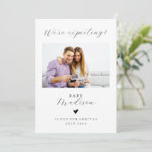 Einfach, wir erwarten Baby Announcement Card Einladung (Stehend Vorderseite)