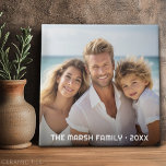 Einfache 1-Foto-Gesamtabdeckung - unkompliziertes  Fliese<br><div class="desc">Verwenden Sie ein Foto und machen Sie eine einzigartige und trendige Foto-Kachel. Dieses moderne minimale Design beinhaltet ein vollständiges Coverage-Foto mit Texteüberlagerung,  um beliebige Namen und Texte hinzuzufügen. Wenn Sie etwas bewegen möchten,  klicken Sie auf die Schaltfläche Anpassen,  um Änderungen vorzunehmen.</div>