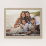 Einfache 1-Foto-Gesamtabdeckung - unkompliziertes  Puzzle<br><div class="desc">Verwenden Sie ein horizontales oder landschaftliches Foto und machen Sie ein einzigartiges und trendiges Foto-Rätsel. Dieses moderne minimale Design beinhaltet einen Rahmen in einer Farbe Ihrer Wahl (im erweiterten Designbereich ändern) und eine einfache Textzeile, um beliebige Namen und andere Veranstaltungsinformationen hinzuzufügen. Wenn Sie etwas bewegen möchten, klicken Sie auf die...</div>