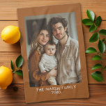 Einfache 1 Fotomontage - Warme Farbgrenze - Text Geschirrtuch<br><div class="desc">Verwenden Sie ein vertikales Foto und machen Sie ein einzigartiges und trendiges Geschenk. Dieses moderne minimale Design beinhaltet einen Rahmen in einer Farbe Ihrer Wahl (im erweiterten Designbereich ändern) und eine einfache Textzeile, um beliebige Namen und andere Veranstaltungsinformationen hinzuzufügen. Wenn Sie etwas bewegen möchten, klicken Sie auf die Schaltfläche Anpassen,...</div>