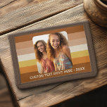 Einfache 1 Fotomontage - Warme Farbgrenze - Text Tri-fold Geldbeutel<br><div class="desc">Verwenden Sie ein quadratisches Foto und machen Sie ein einzigartiges und trendiges Geschenk. Dieses moderne minimale Design beinhaltet einen Rahmen in einer Farbe Ihrer Wahl (im erweiterten Designbereich ändern) und eine einfache Textzeile, um beliebige Namen und andere Veranstaltungsinformationen hinzuzufügen. Wenn Sie etwas bewegen möchten, klicken Sie auf die Schaltfläche Anpassen,...</div>
