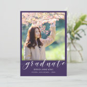 Einfache Abschluss Foto Weißes Skript auf Lila Ankündigung (Stehend Vorderseite)