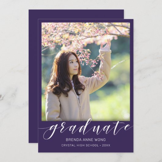 Einfache Abschluss Foto Weißes Skript auf Lila Ankündigung (Vorne/Hinten)