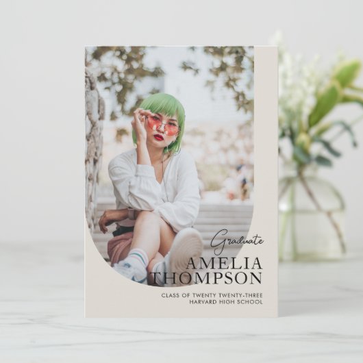 Einfache Arch Light Beige Foto Collage Abschluss Ankündigung (Stehend Vorderseite)