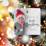 Einfache Baby 1. Weihnachtsschrift Jahr Foto Keramikornament<br><div class="desc">Einfaches Foto für 1. Weihnachtsschrift Jahr. Ein spielerisches Set-Skript für Erste Weihnachten und die Erholung des Textes ist leicht zu personalisieren mit dem Namen Ihres Babys und das Jahr. Ersetzen Sie das Beispiel-Foto durch das eigene. Ein Gradientenüberlagerungsschicht befindet sich oben auf Ihrem Foto, sodass er beim Erreichen des Zentrums verblasst,...</div>