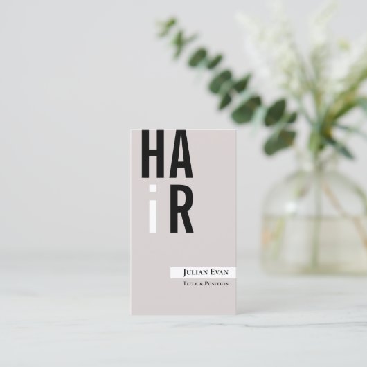 Einfache Beige Friseurin-Neutral-Visitenkarte Visitenkarte (Stehend Vorderseite)