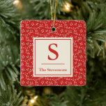 Einfache Bezeichnung des Vintagen roten Botanische Keramikornament<br><div class="desc">Dieses stilvolle Keramik-Ornament zeichnet sich durch ein Vintages botanisches Muster in Rot und Weiß aus. Ideal für Weihnachten oder das ganze Jahr. Personalisieren Sie es mit Ihrem Familiennamen und Monogramm. Tolle Geschenkidee!</div>