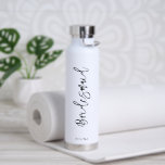 Einfache Bezeichnung Elegant Wedding Modern Brides Trinkflasche<br><div class="desc">Moderne Schwarz-Weiß Hochzeitswasserflasche mit einem einfachen und minimalistischen Design mit "Brautjungfrau" in einem eleganten Drehbuch zusammen mit ihrem Namen unten. Eine niedliche Geschenkidee für eine Brautjungfrau.</div>