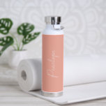 Einfache Bezeichnung Elegante Peach Modern Trinkflasche<br><div class="desc">Moderne Wasserflasche mit einem einfachen und minimalistischen Design mit Ihrem Namen in einem eleganten Drehbuch über einen pfirsichfarbenen Hintergrund. Ein niedliches Design perfekt für ein Mädchen.</div>