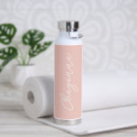 Einfache Bezeichnung Elegante Script Pastel Pink M Trinkflasche<br><div class="desc">Moderne pastellrosa Wasserflasche mit schlichtem und minimalistischem Design in elegantem Schriftzeichen. Ein niedliches Design perfekt für ein Mädchen.</div>