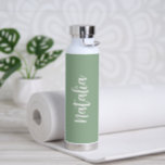 Einfache Bezeichnung Elegante Script Sage Green Mo Trinkflasche<br><div class="desc">Moderne Salbei-grüne Wasserflasche mit schlichtem und minimalistischem Design mit Ihrem Namen in einem eleganten Drehbuch. Ein niedliches Design perfekt für ein Mädchen.</div>