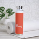 Einfache Bezeichnung Elegantes Script Orange Moder Trinkflasche<br><div class="desc">Moderne orangefarbene Wasserflasche mit schlichtem und minimalistischem Design,  in elegantem Drehbuch. Ein niedliches Design perfekt für ein Mädchen.</div>