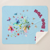 Einfache Bläserfarben-Monogramm-Biene auf blau Sherpadecke (Vorderseite (Horizontal))