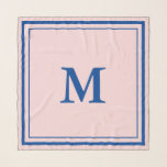 Einfache, blassrosa und Mit Monogramm Scara Schal<br><div class="desc">Ein blassrosa Schal hat in der Mitte ein tiefblaues Monogramm. Sie können den Buchstaben ändern,  um den richtigen Anfangsbuchstaben anzuzeigen. Zwei blaue Quadrate bilden den Schal.</div>
